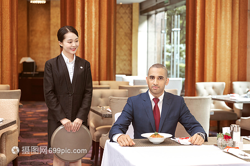 酒店餐飲服務 為外國客人提供專業(yè)上菜服務