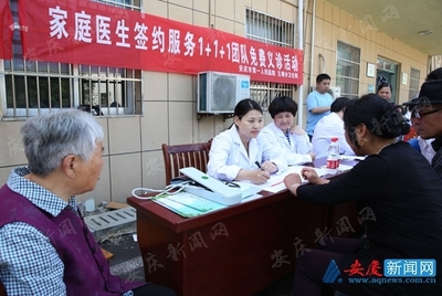 家庭醫(yī)生服務(wù)隊進社區(qū)，義診與健康咨詢暖人心